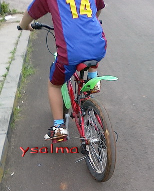 hasilnya,, sepatu, sepeda, penuh lumpur,, telapak tangan juga iya.. huf..