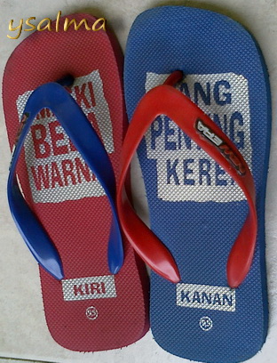 sandal beda warna
