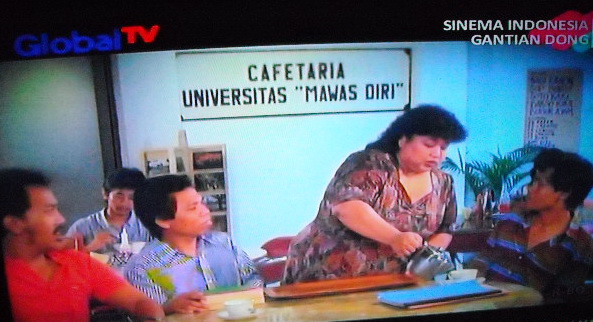 Emaknya Boleh motret dari TV, anaknya ga nonton kok :)