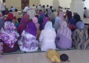 Duduk dalam pertemuan ga harus dalam kelompok 'seragam' yang sama.