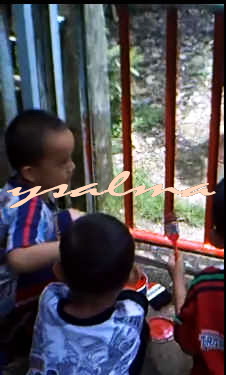 Kebiasaan Menjelang Lebaran (Bocah Sedang Mencat)