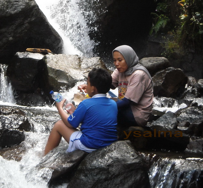 Saat Wisata alam curug, Aqua tetap jadi pilihan.