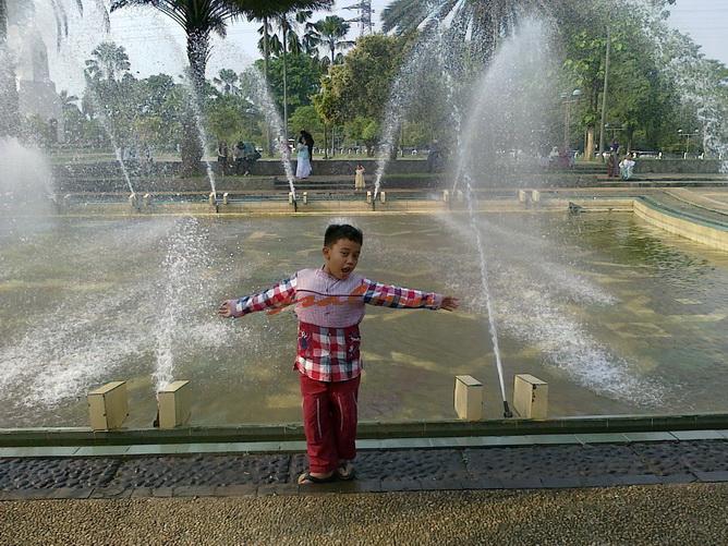 Berpose di depan air mancur di halaman Masjid At Tin :)