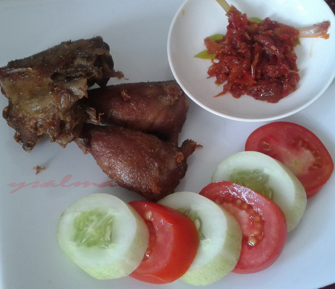 Bebek Goreng dan Sambal Terasi