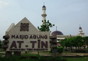Masjid Agung At Tin