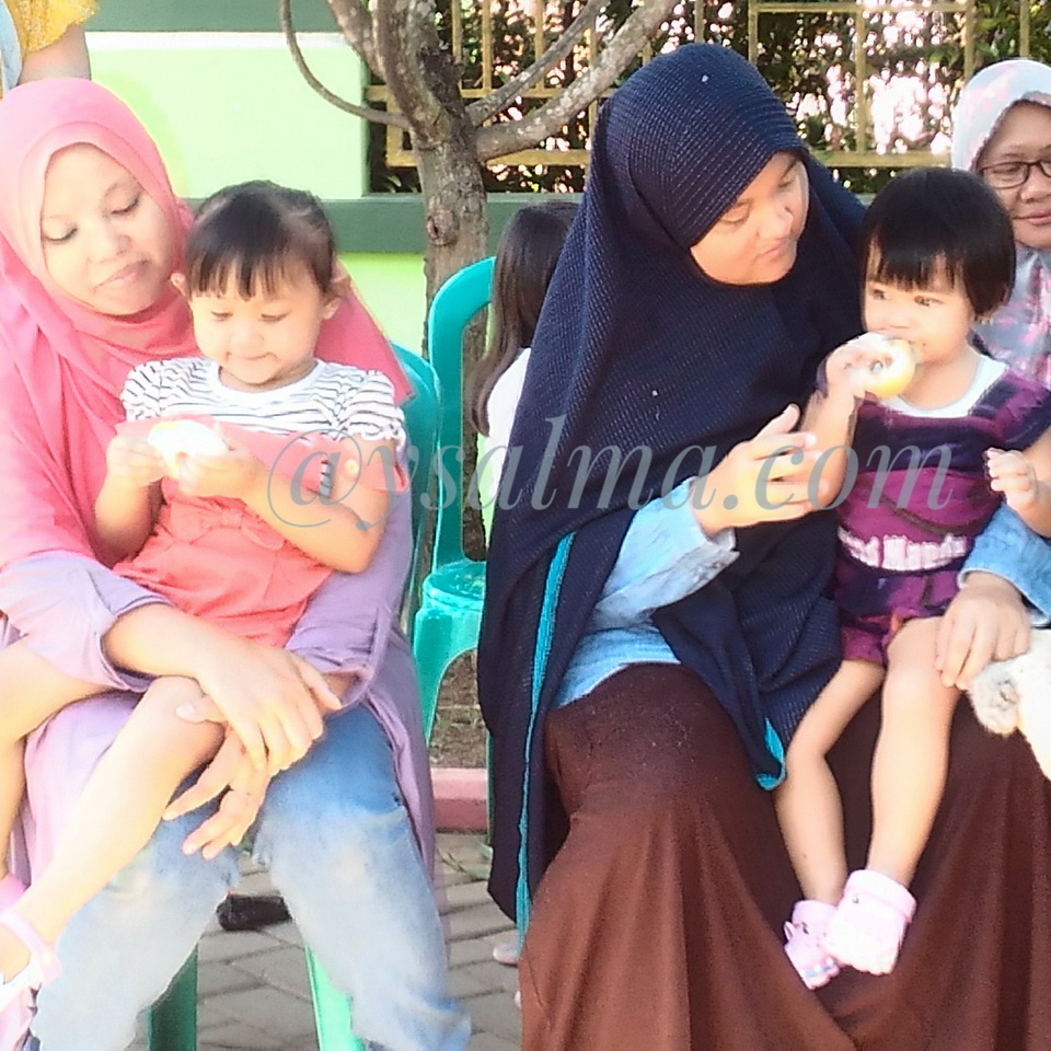 Lomba Agustusan Makan Donat Batita