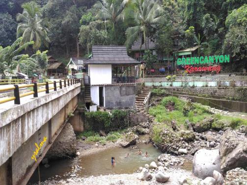 Anak-Anak Mandi di Aliran Curug Ciomas_YSalma