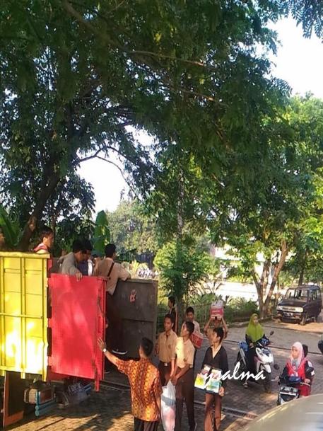 Persiapan Berangkat Naik Truk