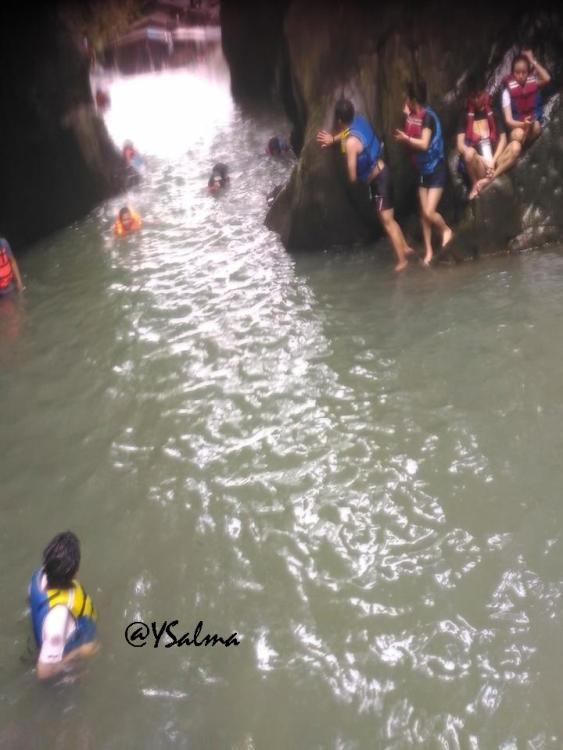 Nyantai di Bebatuan Green Canyon Karawang_YSalma