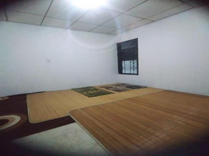 K-Tuju kafe ruang mushola luas dan bersih