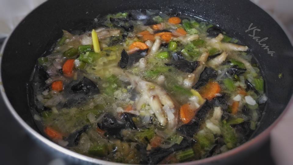 Sup ceker ayam empuk dan nikmat