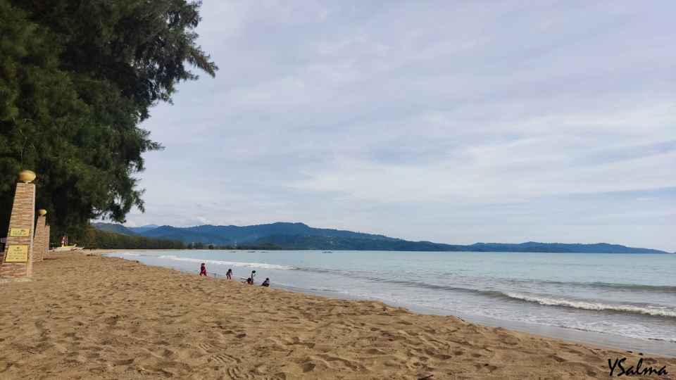 Ombak pantai Sago yang deburannya kencang