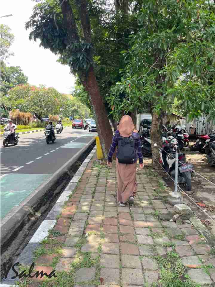 mie gacoan bogor trotoar jalan